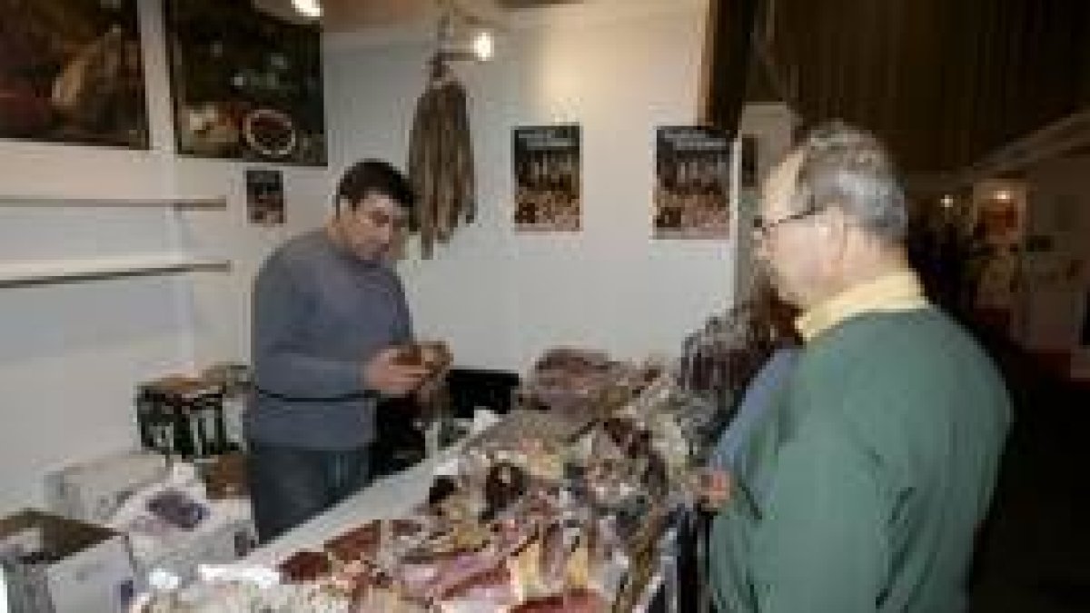 La feria reúne a más de cien expositores en Carracedelo