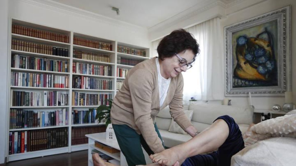 Delia Colado asistiendo a una paciente en su casa.