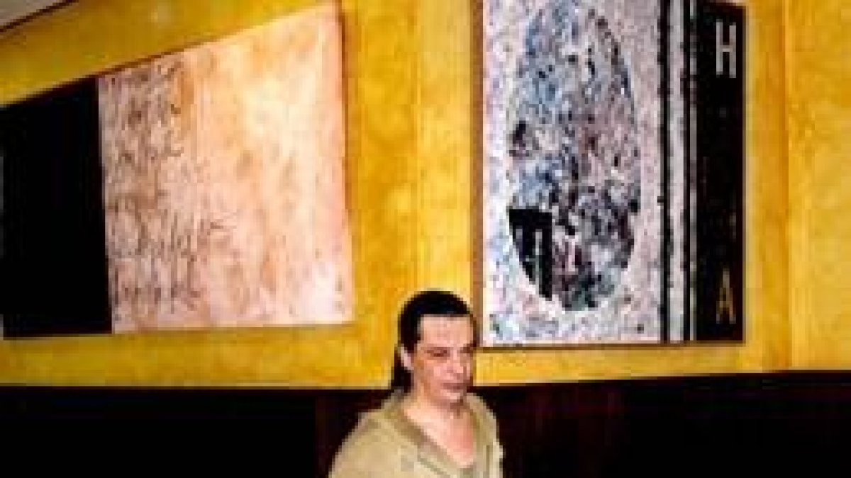 El artista leonés Juan Rafael ante dos de sus obras