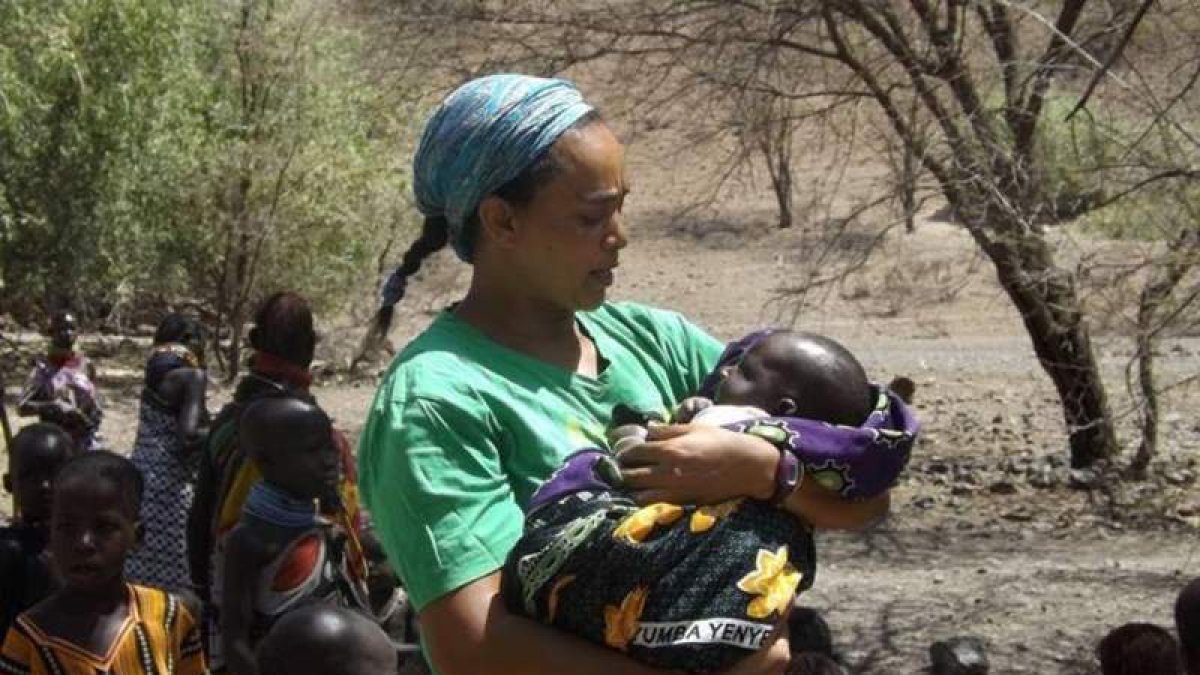 Una de las estudiantes voluntarias en Kenia.