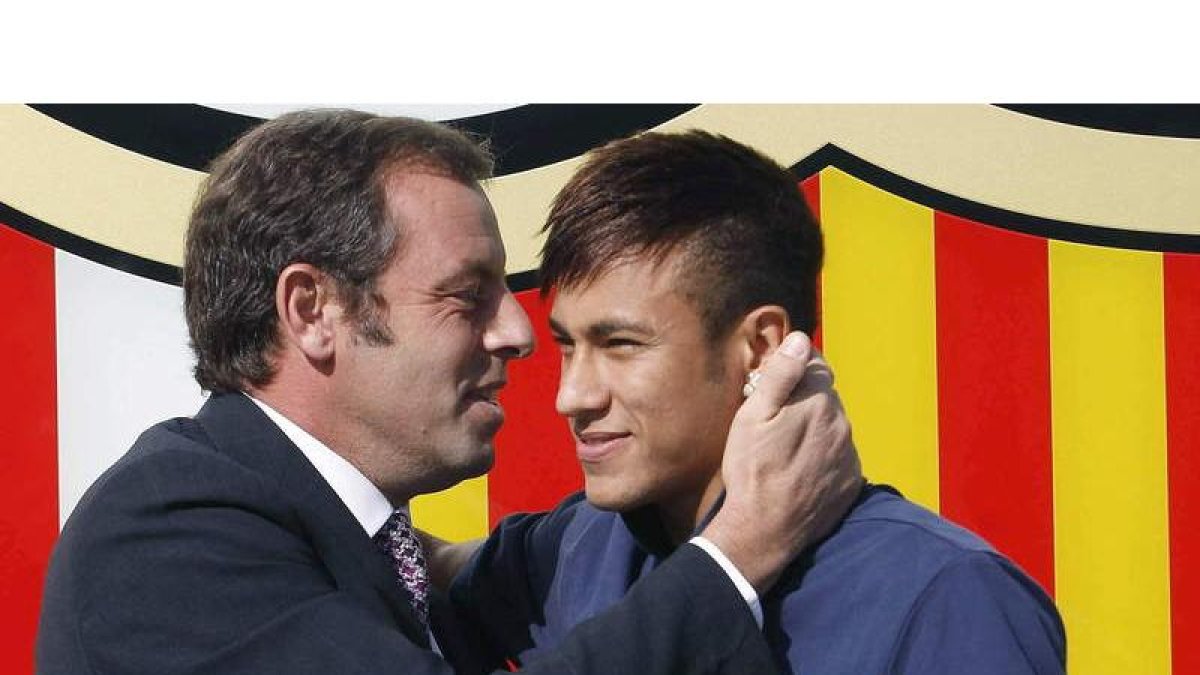 Sandro Rosell, con Neymar, el día de la presentación del futbolista brasileño como nuevo jugador del Barcelona.