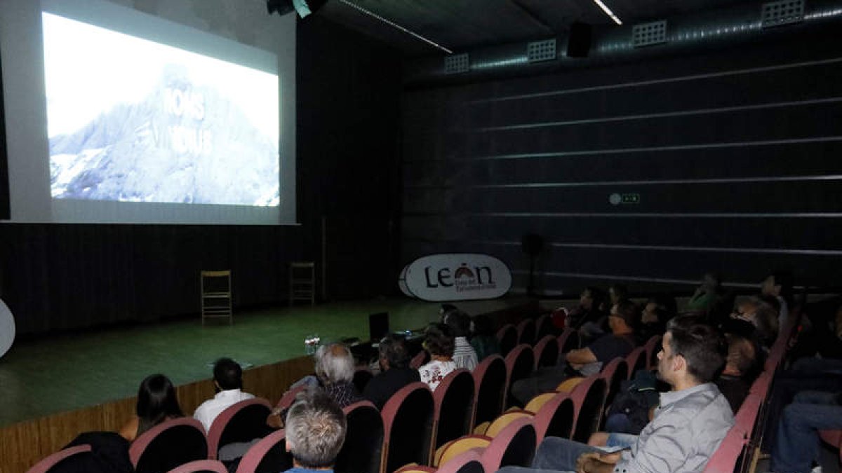 El Centro Cívico del Crucero albergó la exposición. MARCIANO PÉREZ
