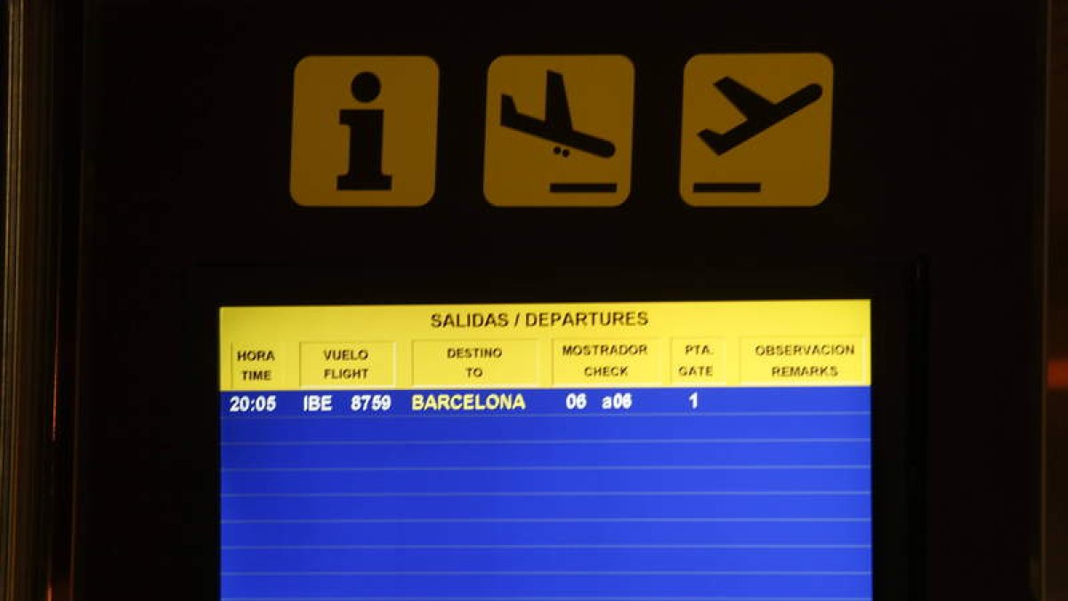 Imagen de la parrilla de vuelos en el aeropuerto de León. RAMIRO