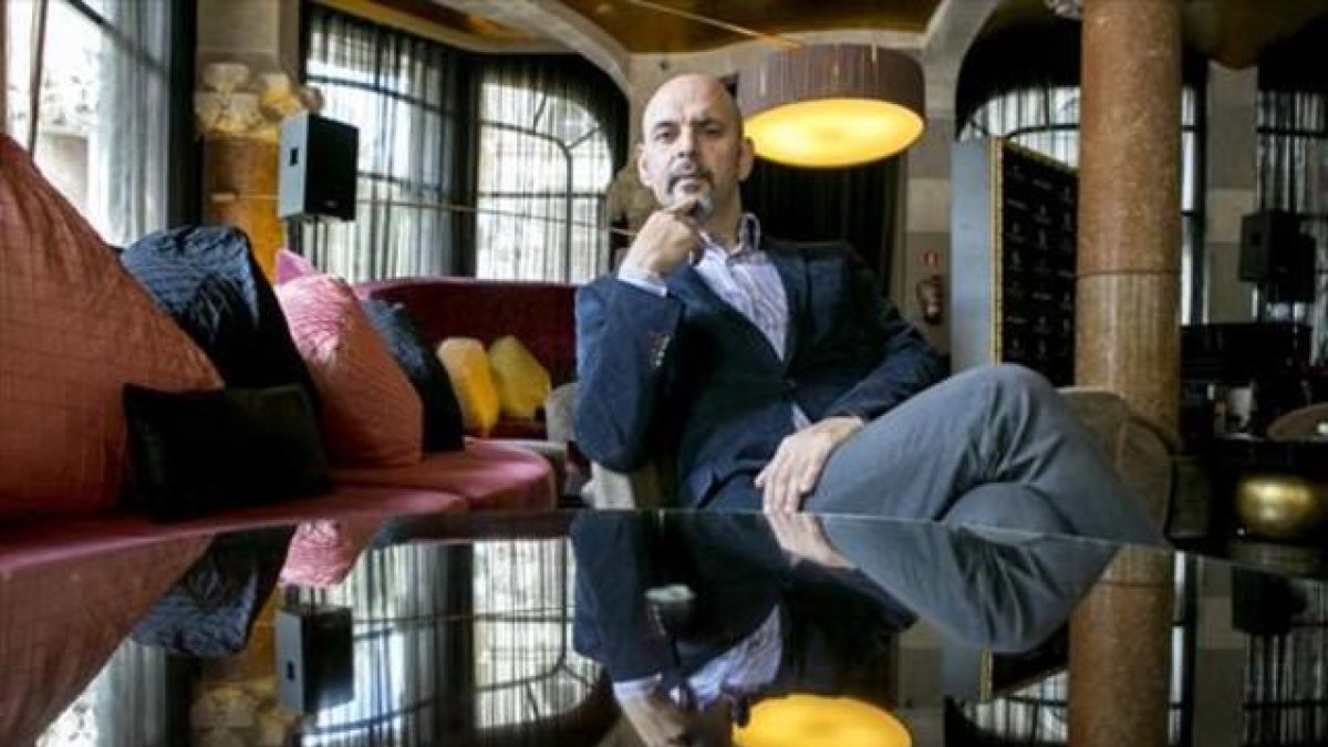 El escritor Daniel Estulin, fotografiado en la cafetería de un céntrico hotel de Barcelona.