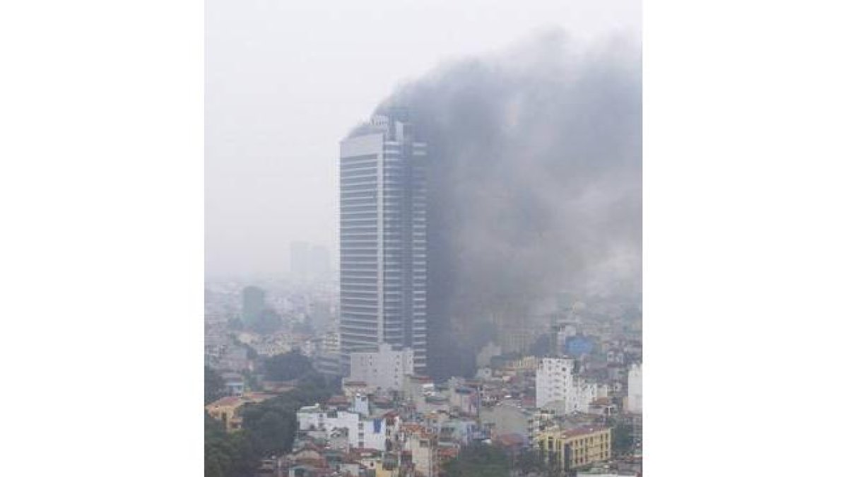 Incendio en las torres gemelas de Hanoi, en Vietnam.