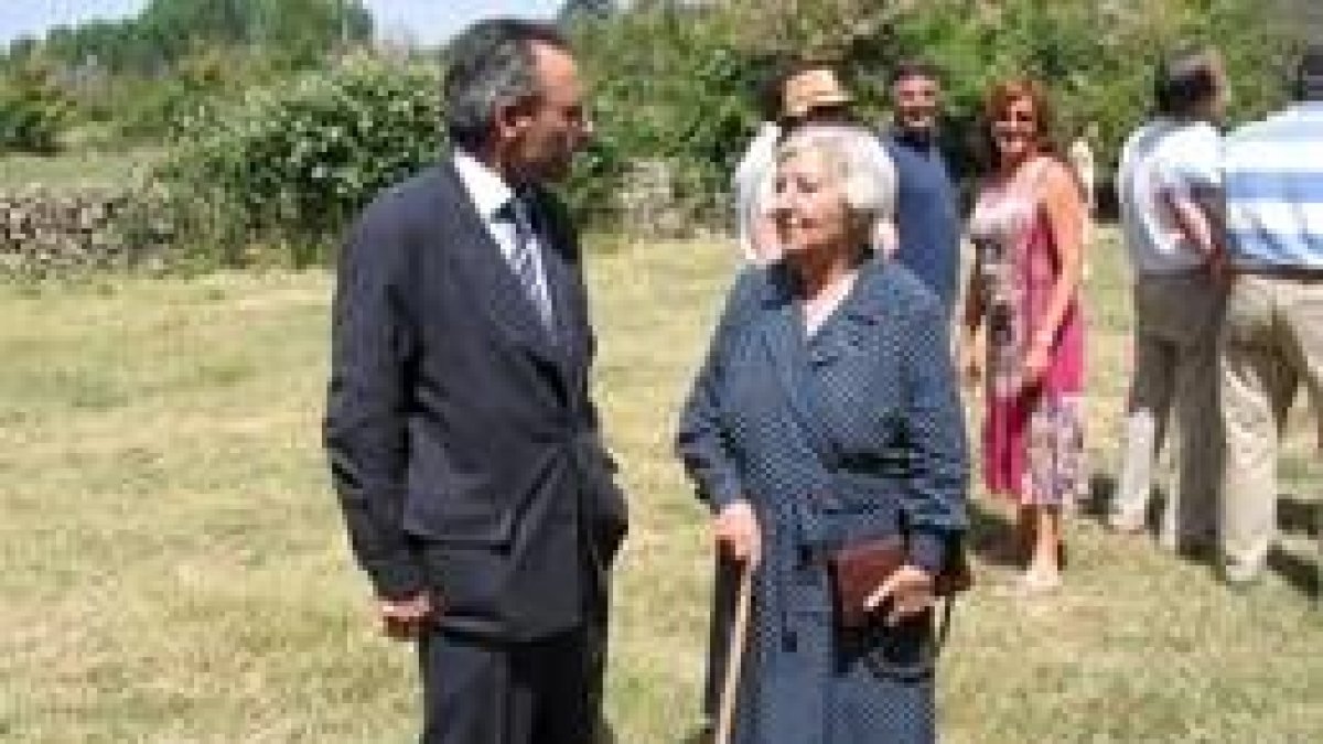 Sindo Castro conversa con la etnógrafa Concha Casado durante un homenaje a esta última en el 2004