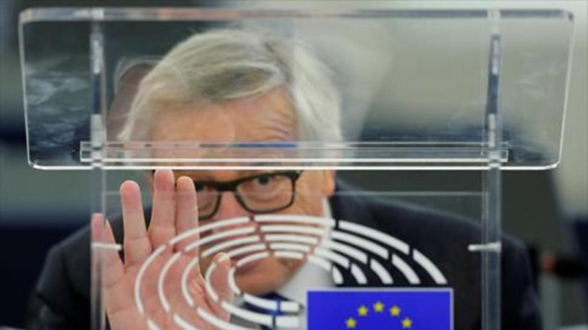 Juncker saluda desde su despacho en Estrasburgo.
