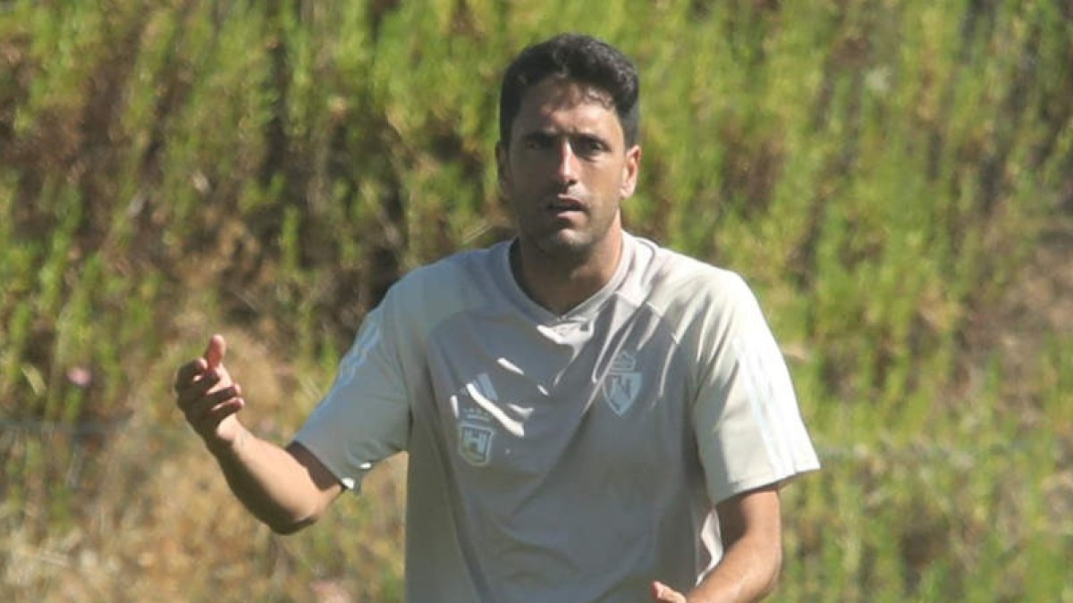 El técnico de la Deportiva buscará mañana con su equipo el octavo resultado positivo de la Liga. DE LA MATA