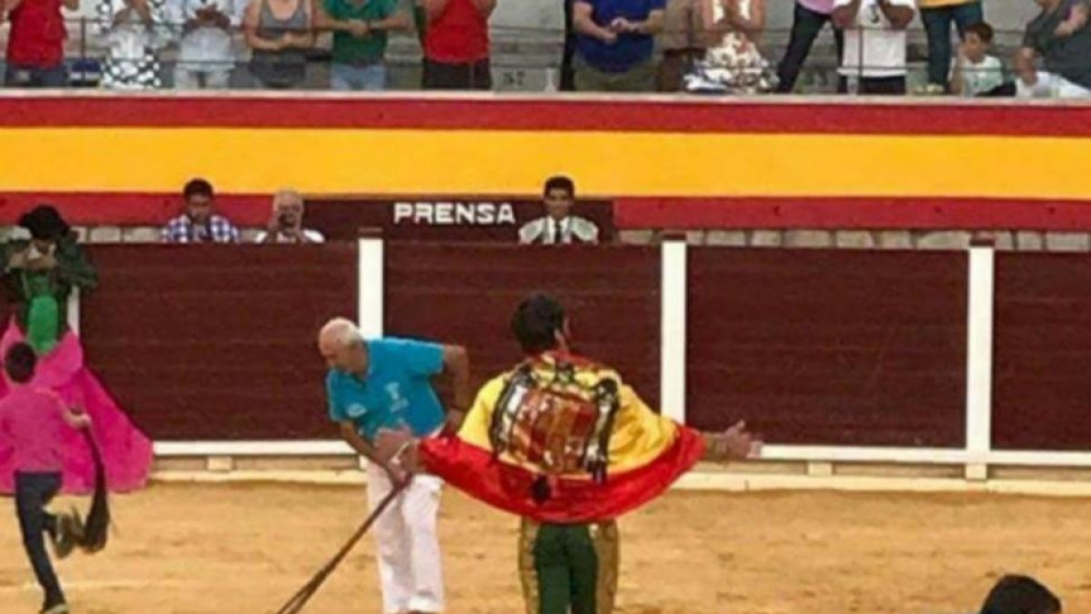 El torero Juan José Padilla paseando una bandera franquista en la plaza de Villacarrillo (Jaén).
