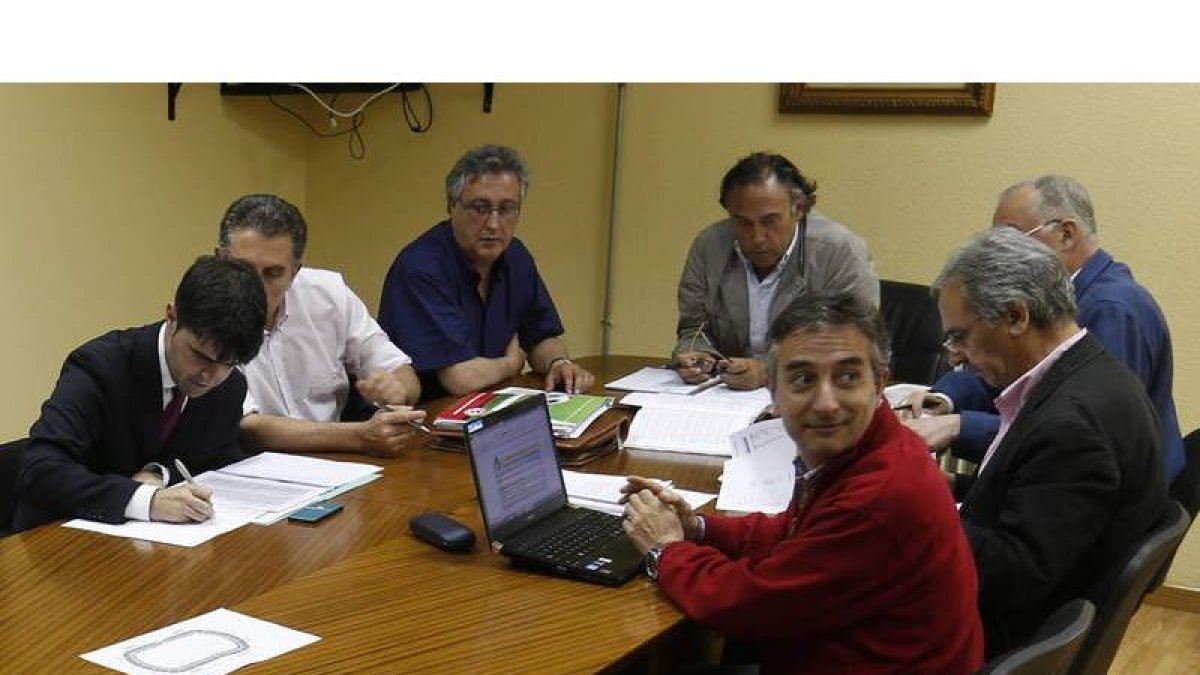Los dirigentes y colaboradores de la Cultural tratan de sacar a flote a un club que atraviesa de nuevo por una grave situación económica tras salvar la categoría