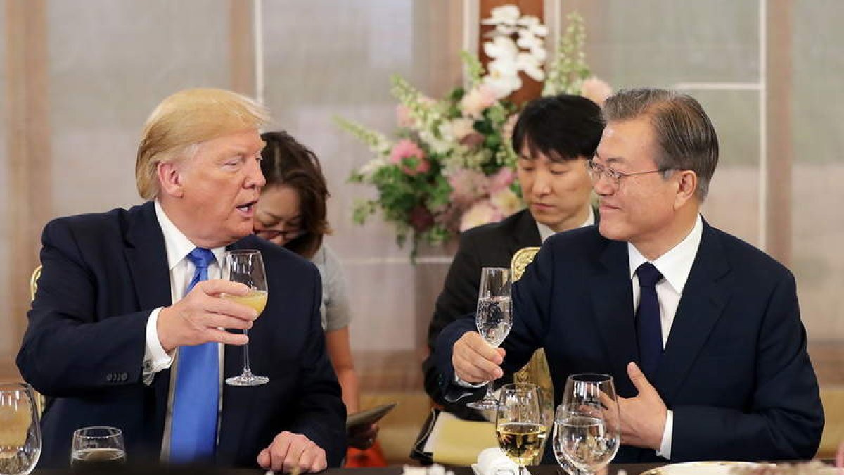 El presidente estadounidense a su llegada a Corea del Sur. SKO