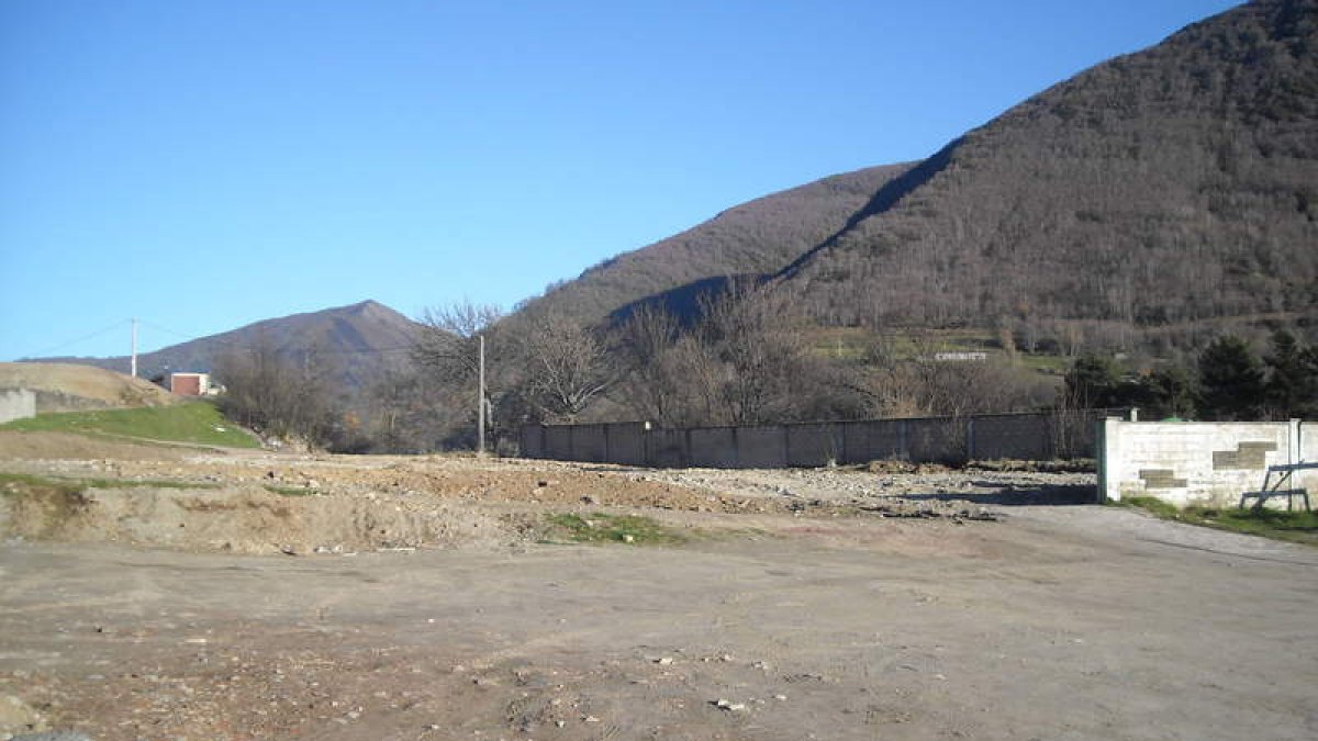 Paraje vacío en el lugar donde se iba a ubicar el parador y donde estaban las antiguas escuelas. V.A.