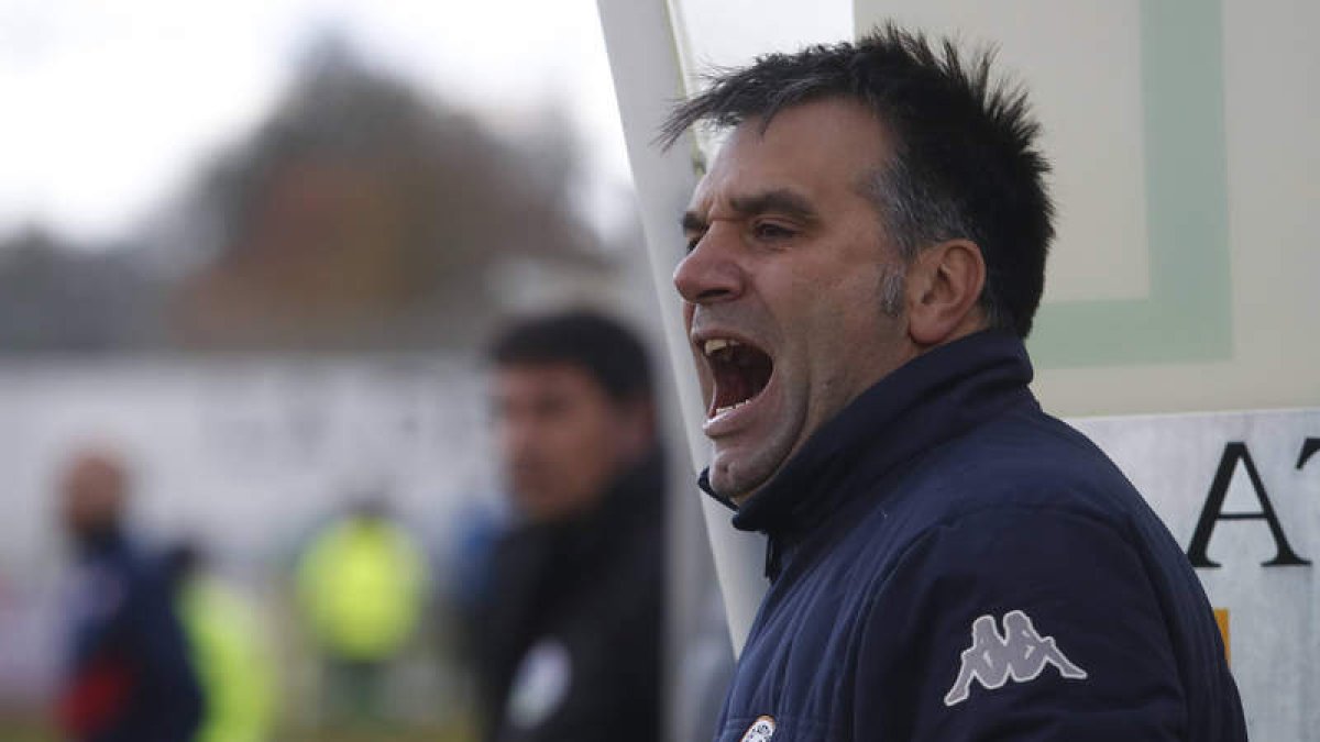 Miguel Ángel Miñambres, entrenador del Atlético Astorga. JESÚS