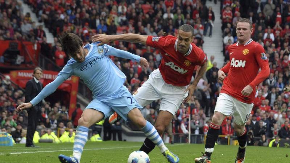 Silva (i) fue uno de los destacados en la goleada del Manchester City sobre el United.