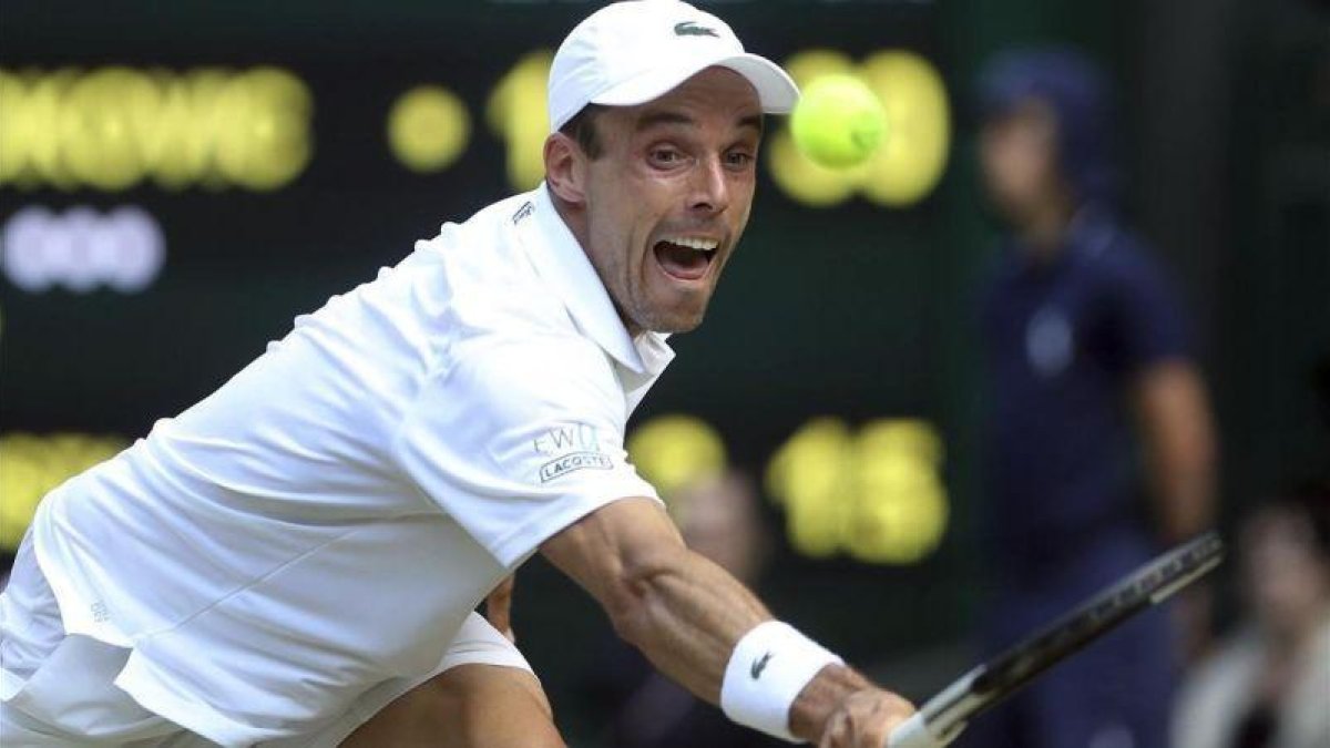 Bautista, en un momento del partido ante Djokovic.