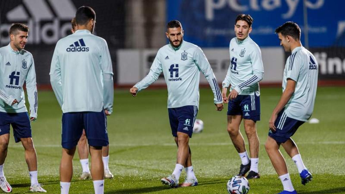 Varios jugadores de la selección española, durante su último entrenamiento. RFEF