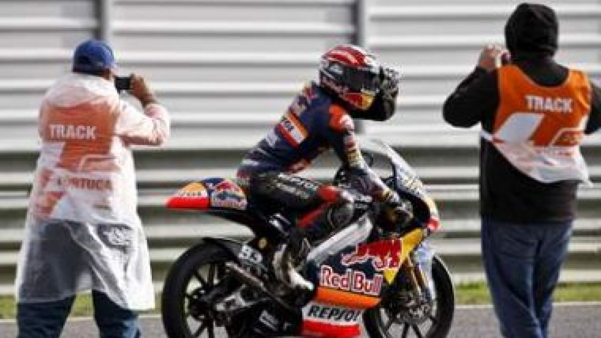 Marc Márquez celebra su triunfo en la categoría de 125.