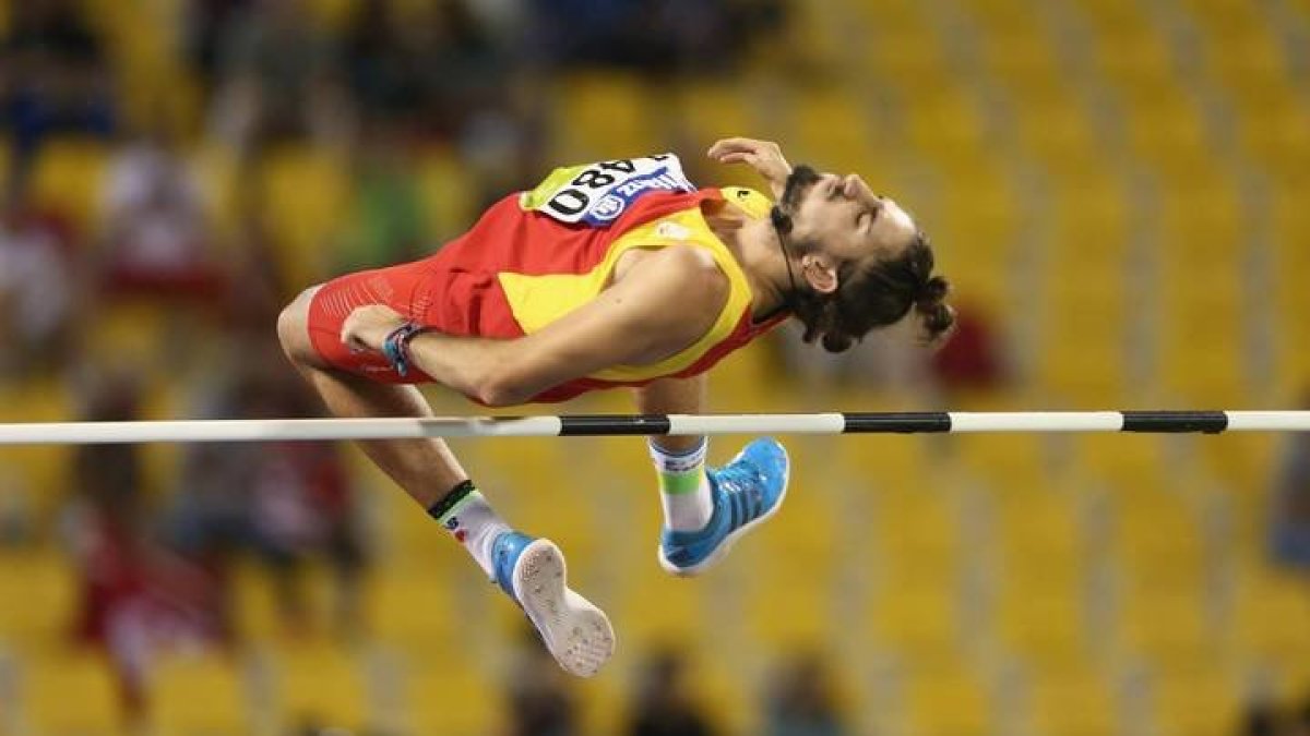 Daniel Pérez ejecuta un salto de altura. DL