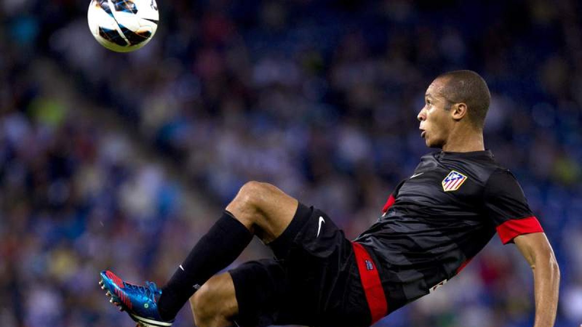 Joao Miranda intenta un remate acrobático en el partido ante el Espanyol.