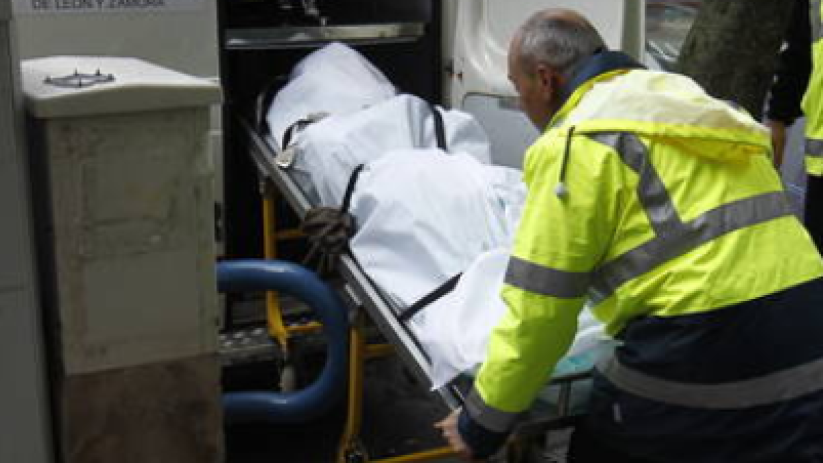 Servicios de emergencia trasladan un cadáver. RAMIRO
