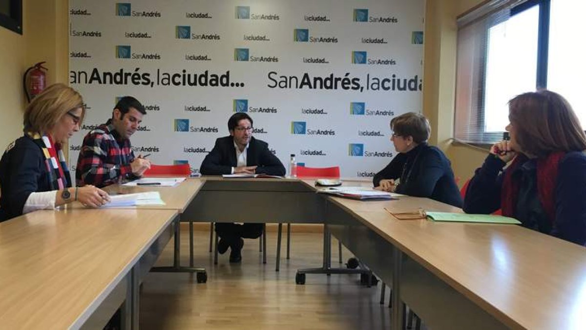 El socialista Santiago Blanco presentó a la Junta de Portavoces el borrador del presupuesto. SL