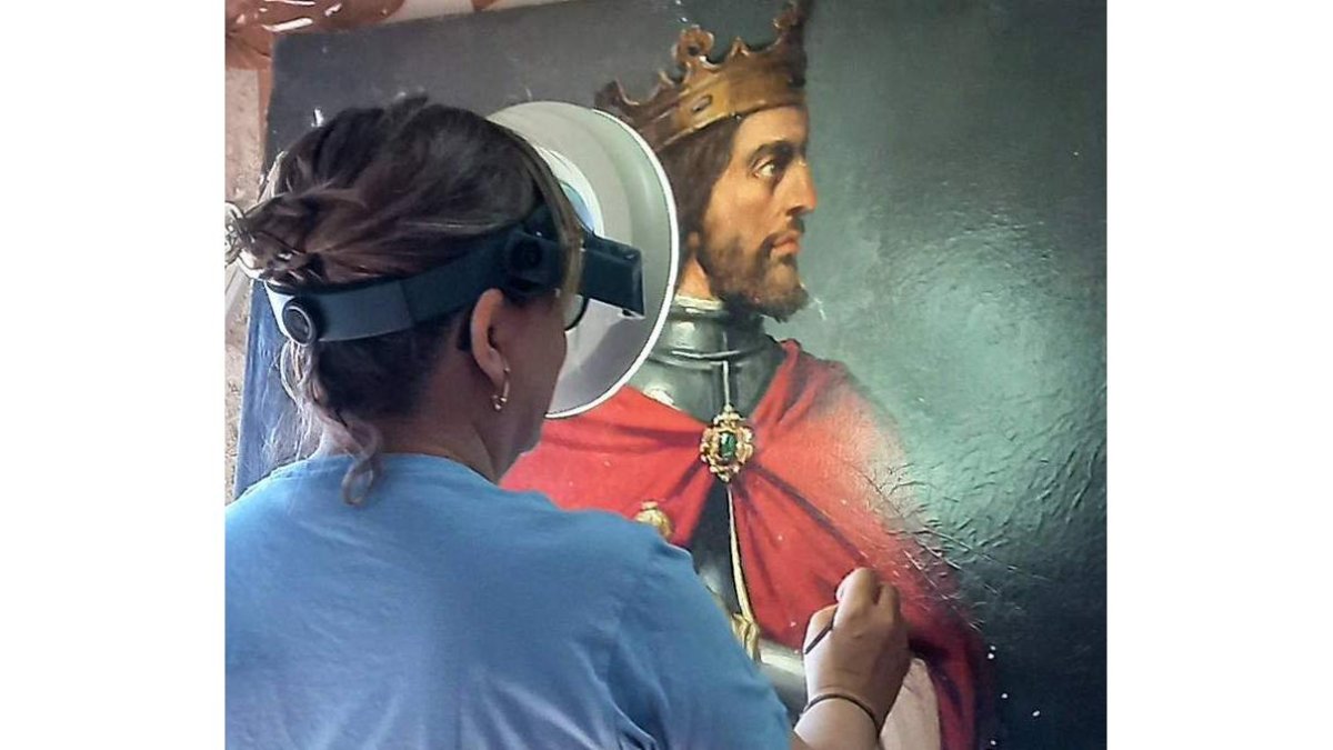 La restauradora Elisa Lobato realizando los trabajos sobre el retrato. DL