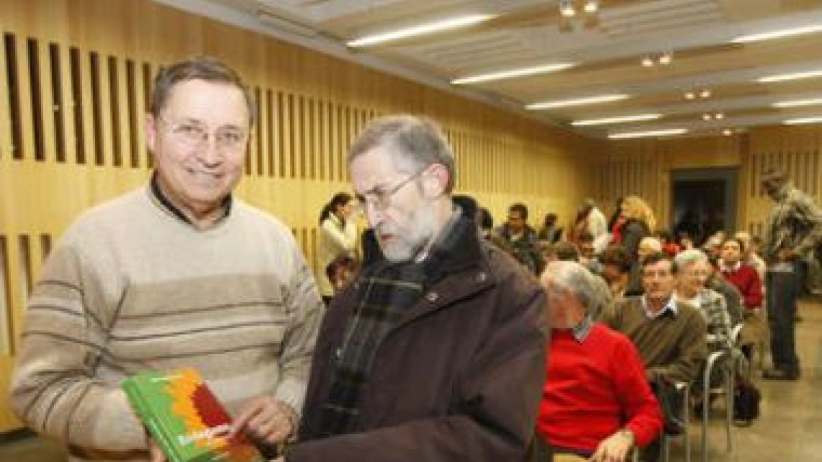 Marc Viader muestra el libro a Santiago Rodríguez Magallón
