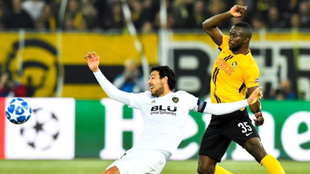 Parejo cometió un penalti innecesario que supuso el empate del Young Boys. PETER SCHNEIDER