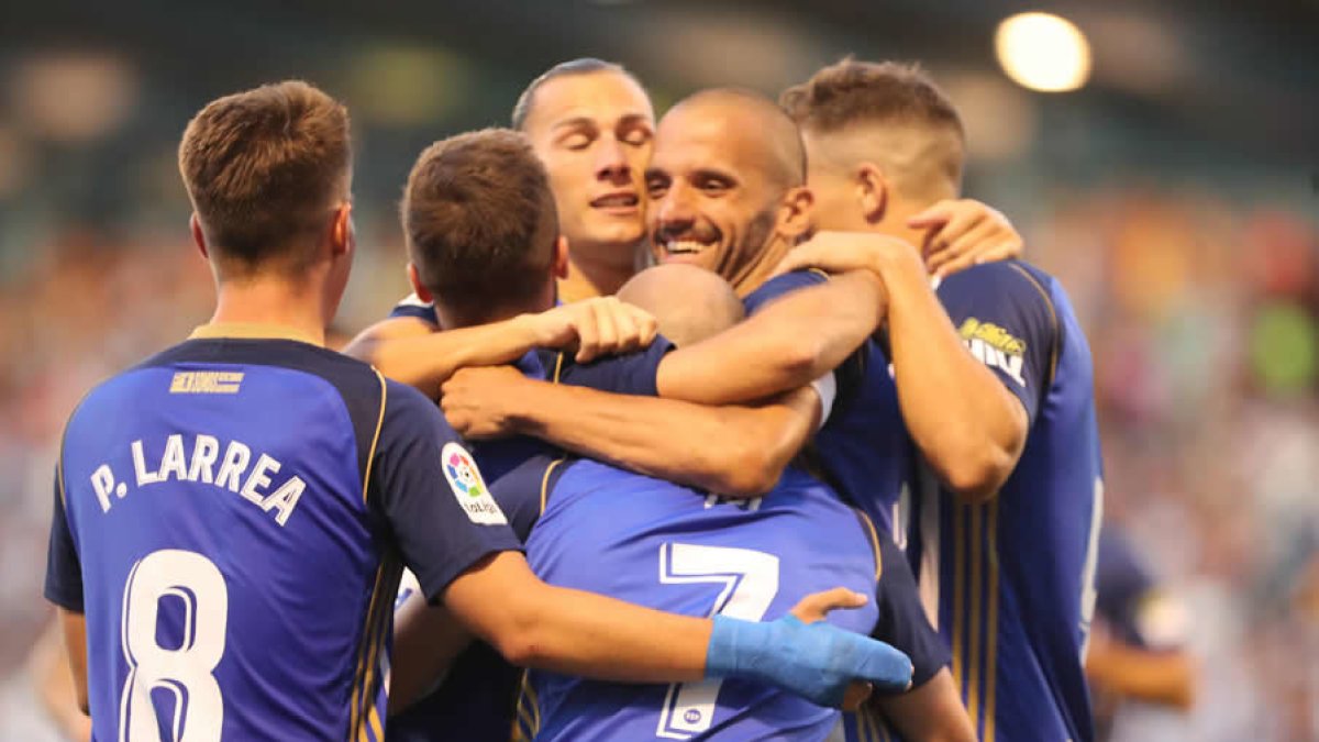 Los jugadores de la Deportiva celebran el segundo gol ante el Tenerife, obra de Nacho Gil. L. DE LA MATA