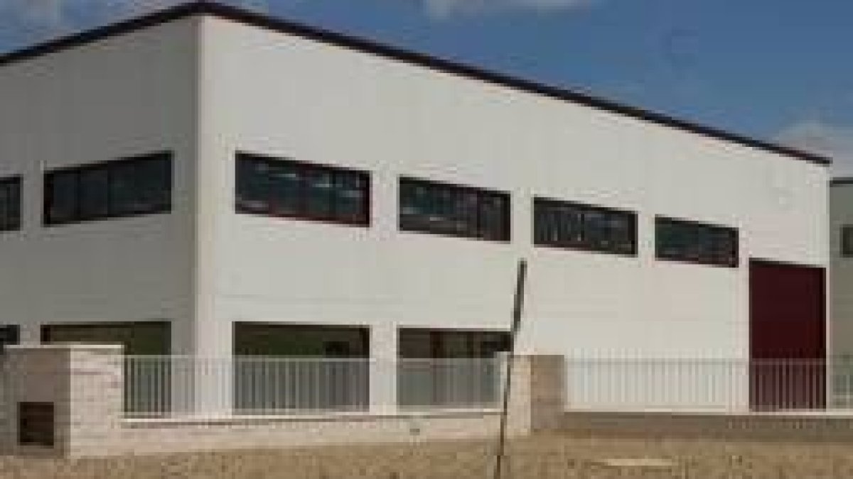 Nave donde se ubica el Centro Estrada, en la segunda fase del Polígono Industrial de Onzonilla