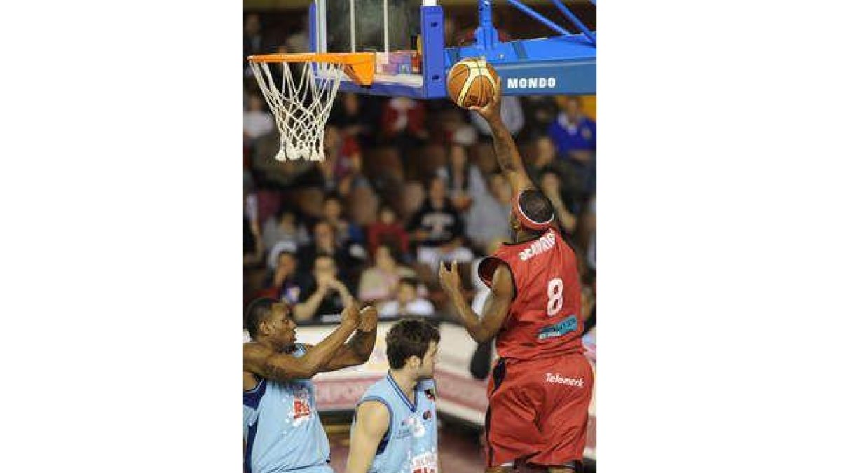 Seawright lanza ante el aro lucense superando a Hicks y Forcada. El pívot de León sumó ayer 10 punto
