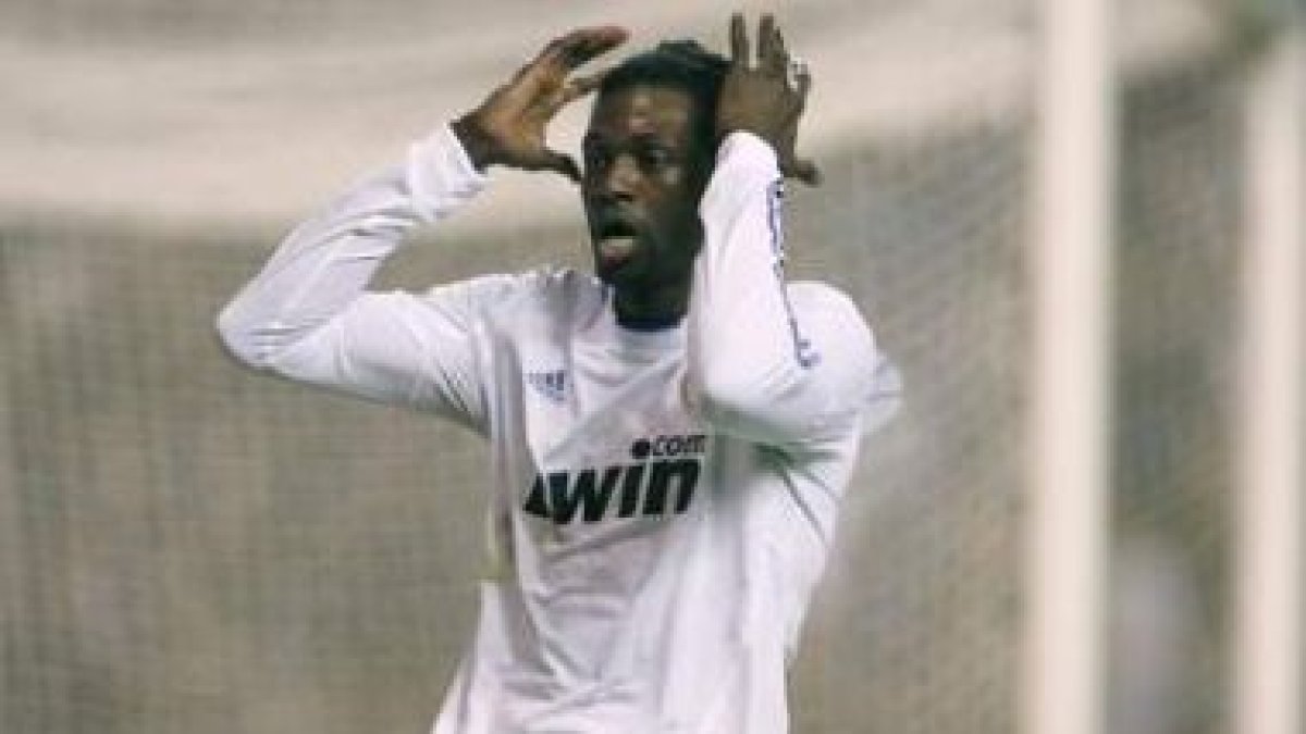 Adebayor se lamenta de una ocasión fallada durante el partido ante el Deportivo de La Coruña.