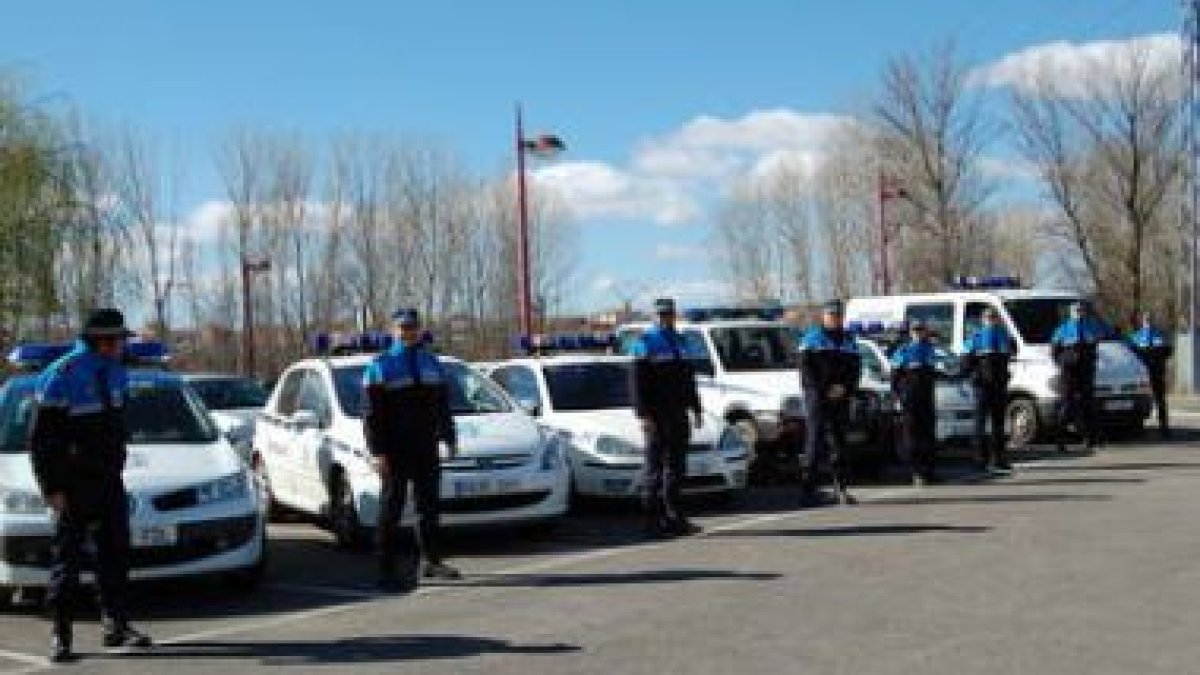 Parque móvil de la Policía Local de San Andrés del Rabanedo en la plaza del Ayuntamiento.