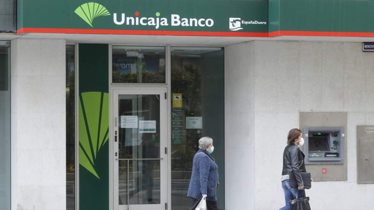 Oficina de Unicaja Banco en la avenida Ordoño II. RAMIRO