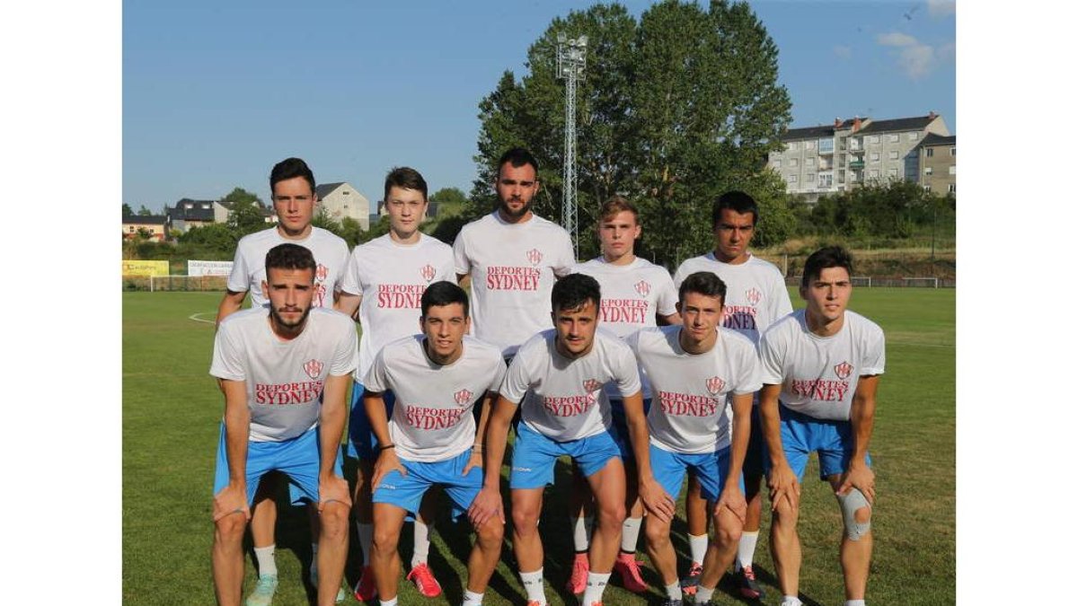 La plantilla del Atlético Bembibre 2016-2017 empezó a trabajar ayer en El Barco. L. DE LA MATA