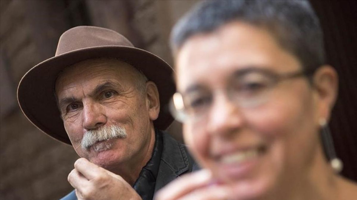 Eudald Carbonell y Cinta S. Bellmunt, a punto de degustar tuétano crudo de vacuno con frutos rojos.