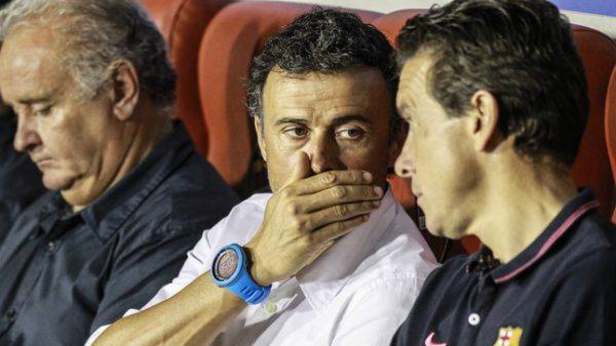 Luis Enrique habla con Unzué, durante el partido ante el Levante, en Valencia.