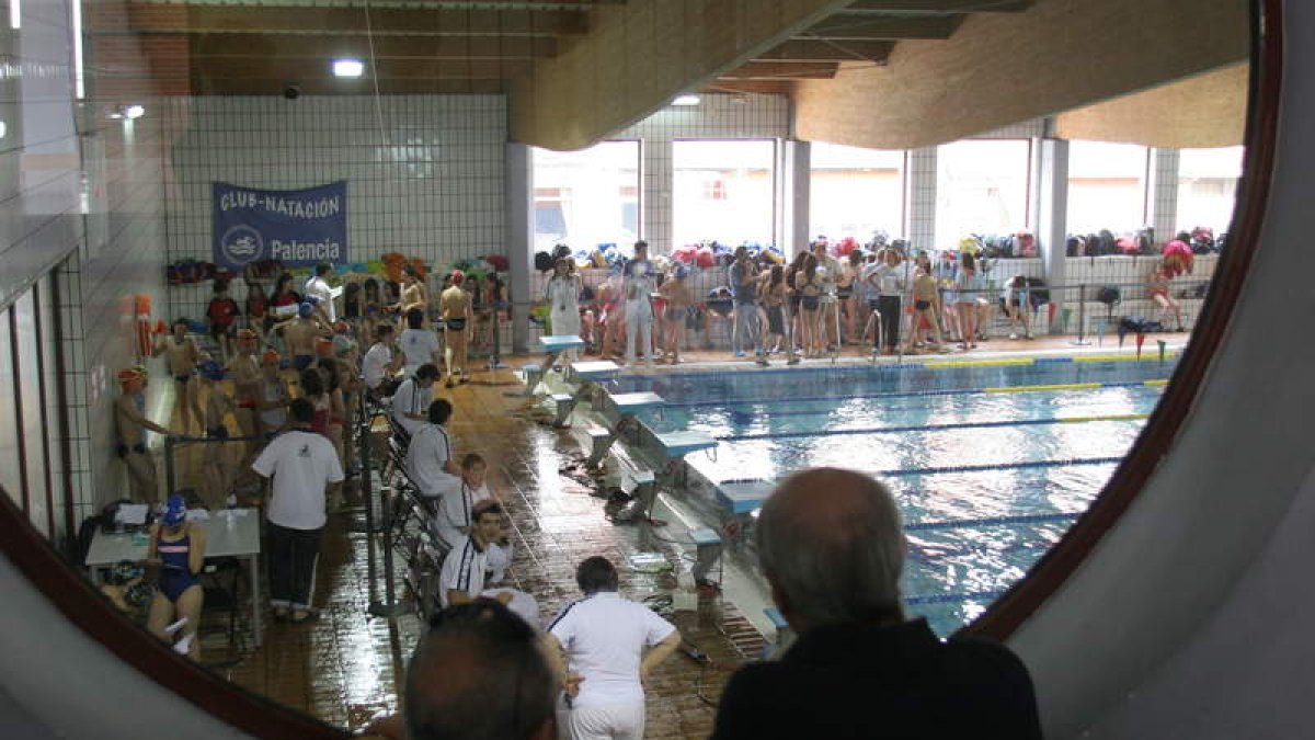 Interior de las piscinas del campus, en imagen de archivo.