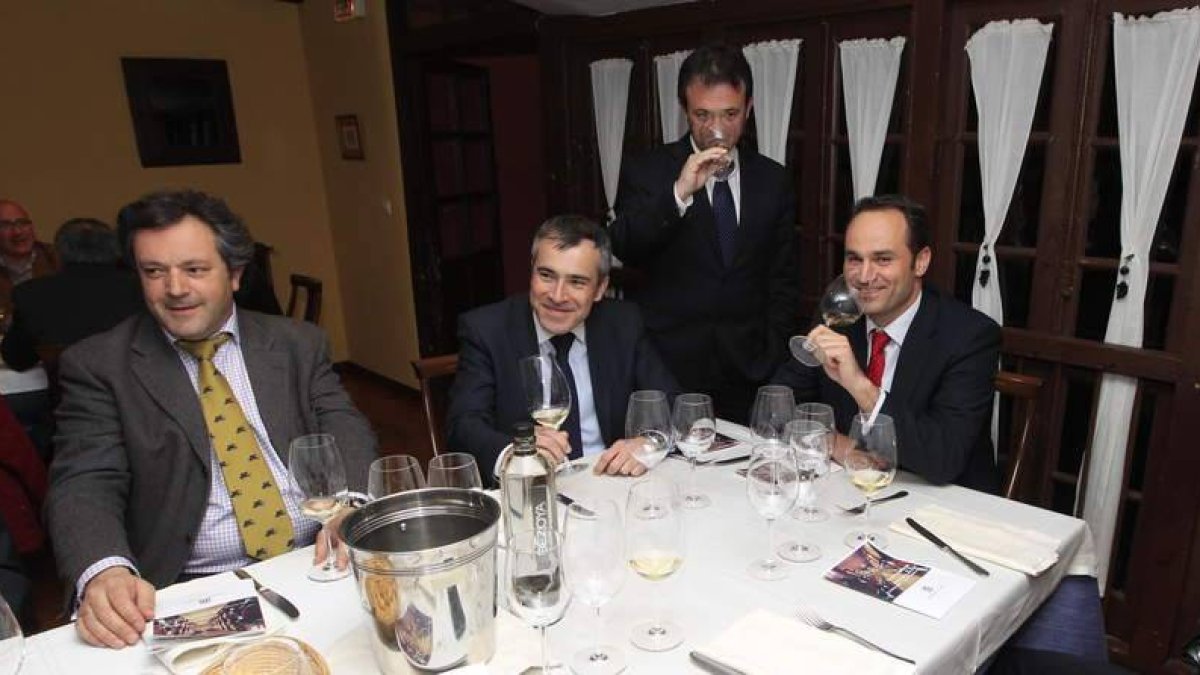 Los ejecutivos del grupo bodeguero durante la presentación maridaje en Casa Noval.