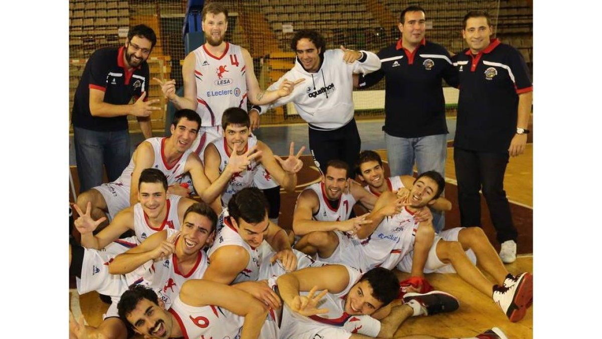 Los jugadores del Agustinos Leclerc celebran el título de la Copa de Castilla y León.