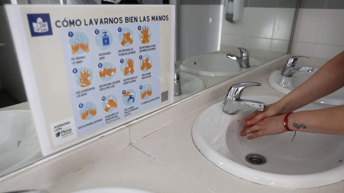Carteles de lectura fácil para los nuevos hábitos. FERNANDO OTERO