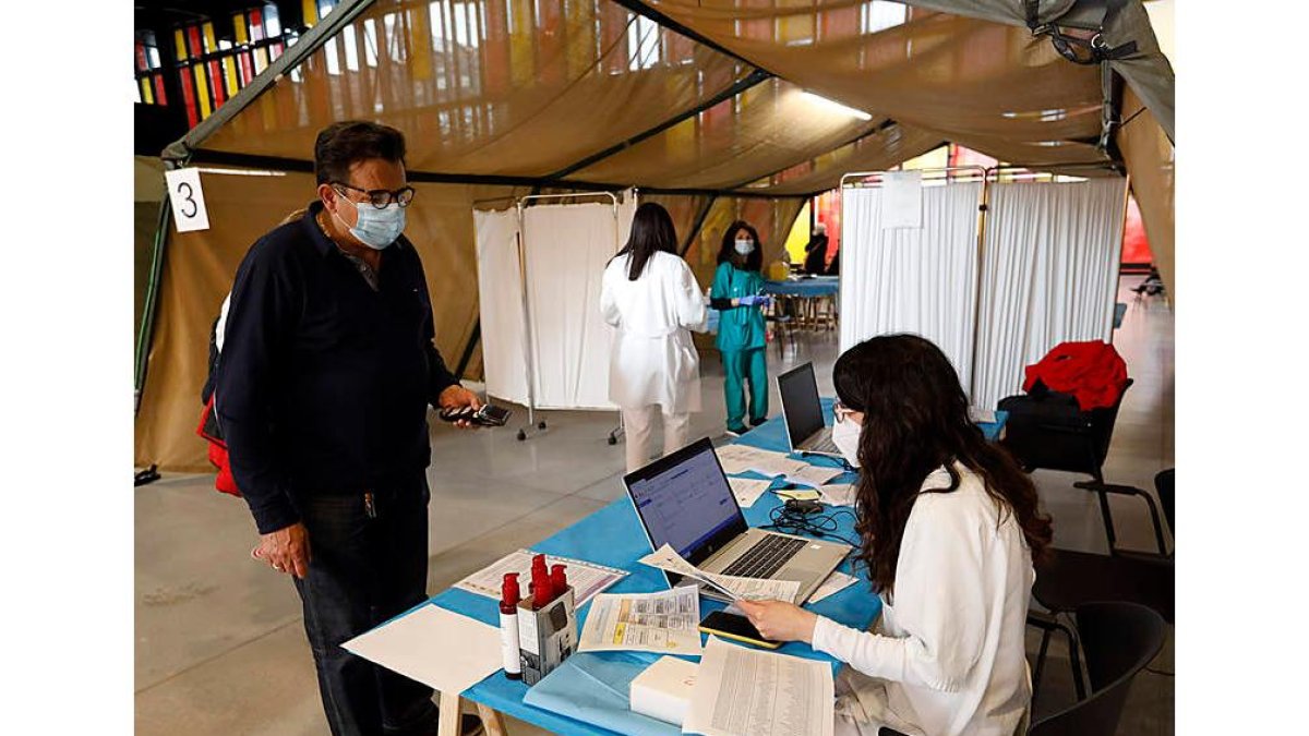 Las filas se organizan por campañas de vacunación. MARCIANO PÉREZ
