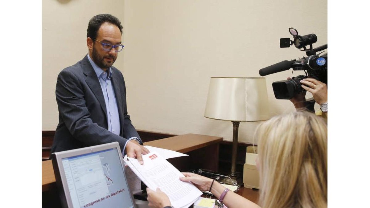 El portavoz del Grupo Socialista, Antonio Hernando, registra en el Congreso la petición. BALLESTEROS