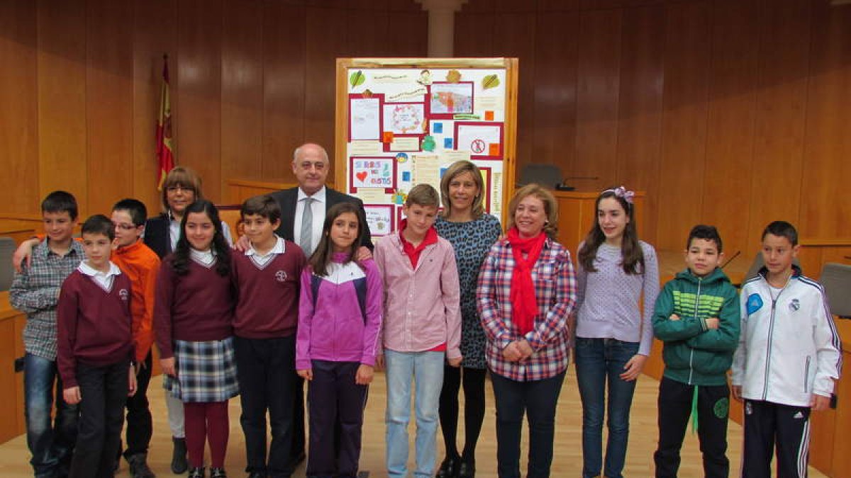 Carmen Mallo, el alcalde, Noelia Álvarez y Baza entregaron ayer los premios a los escolares.