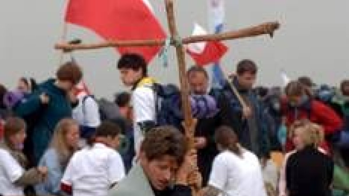 Un joven sostiene una cruz, ayer en la explanada Marienfield