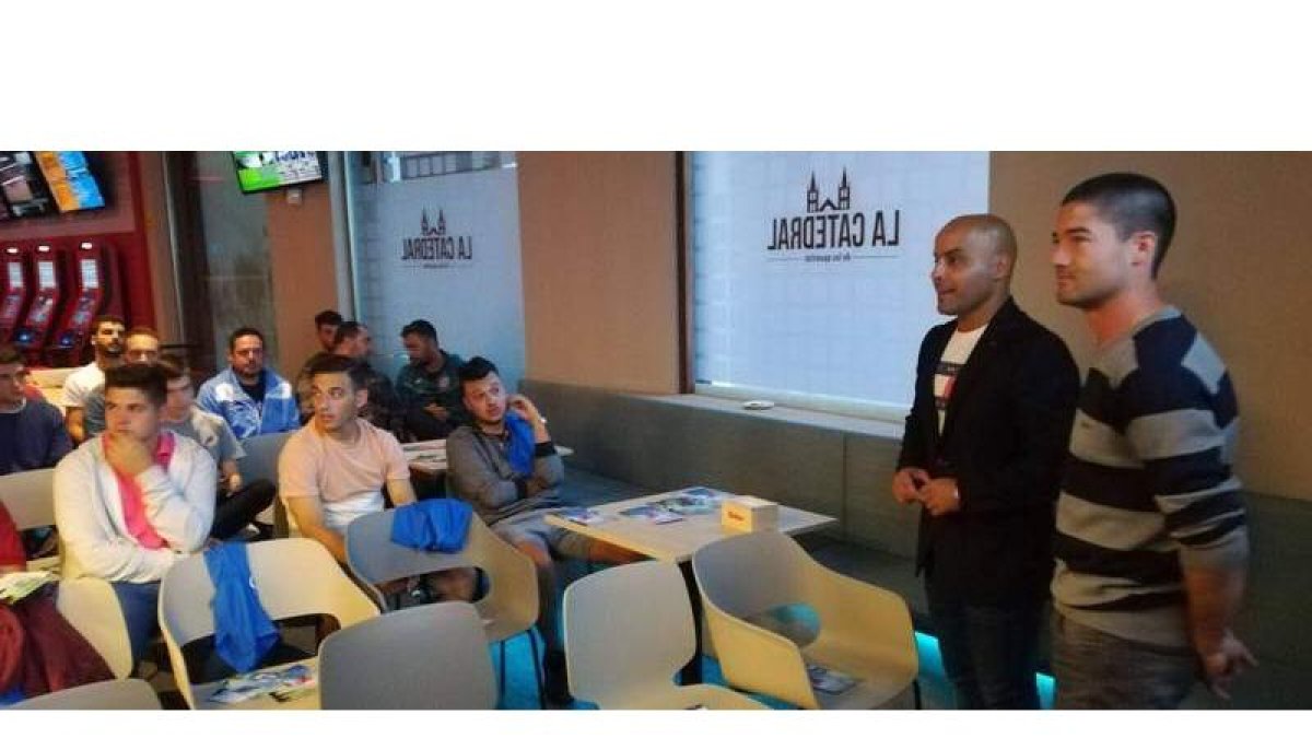Roberto Carlos se dirige a los alumnos que asisten al curso de técnico deportivo en fútbol. DL