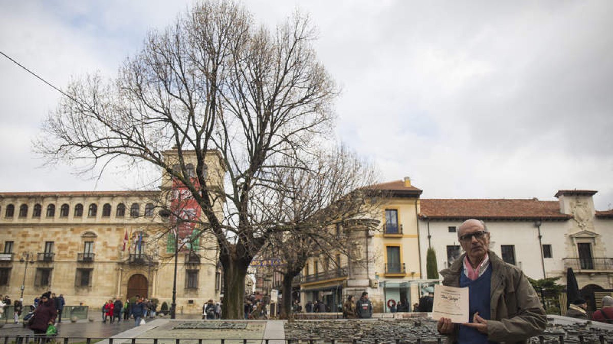 Francisco Alonso Alonso, autor del calendario San Jorge que señala los días para labrar y construir desde hace más de veinte años. FERNANDO OTERO