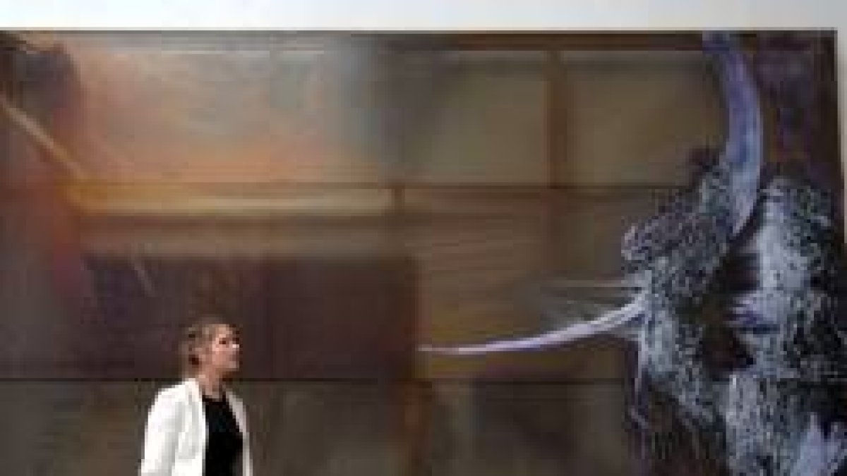 Una mujer observa una obra del artista alemán Sigmar Polke