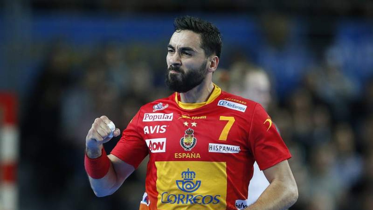 El extremo español Valero Rivera celebra uno de sus goles ante Islandia en el primer partido del Mundial. GUILLAUME HORCAJUELO