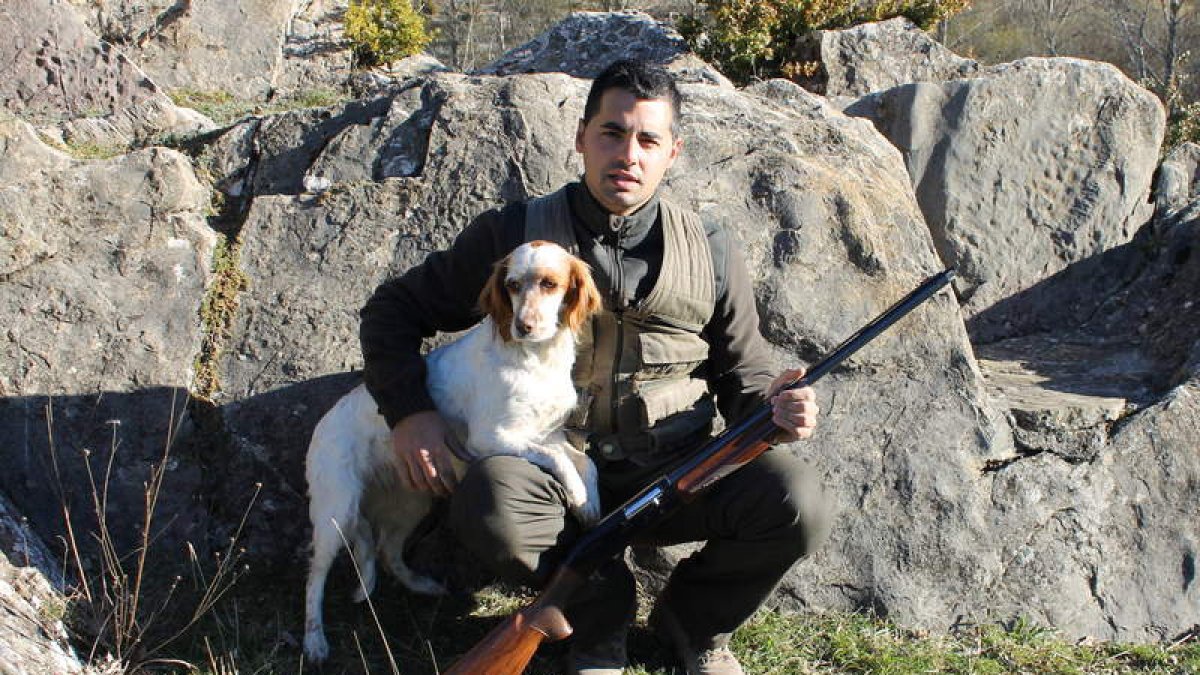 Adrián Chico, con su perro tras una buena jornada de caza. P. V.